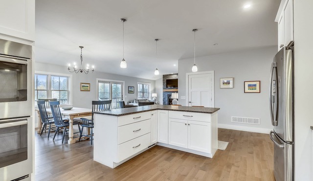 Benjamin Trail: 4 br, gas fireplace, a/c, deck with Mansfield views!