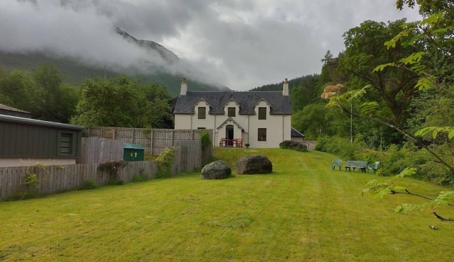 Benmore Farm House in Stirling with Mountain View