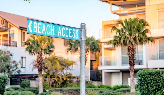 Bennett’s by the Beach - Direct beach access – footsteps away