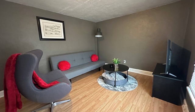 Benny B Charming 2-bedroom house in Muncie w/bunk-game room close to Ball State