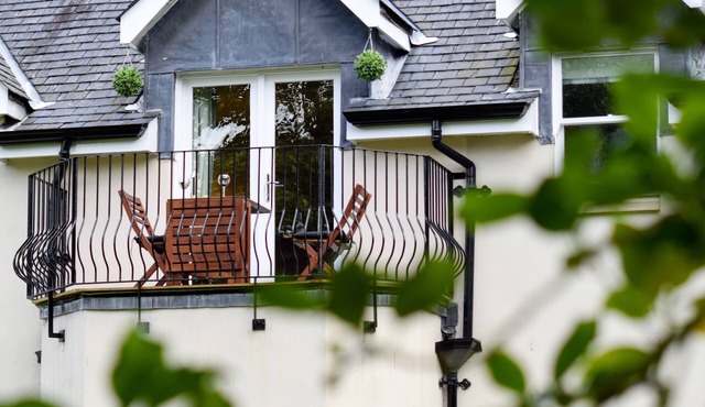 Benoch Lomond Castle - sleeps 4 guests in 2 bedrooms