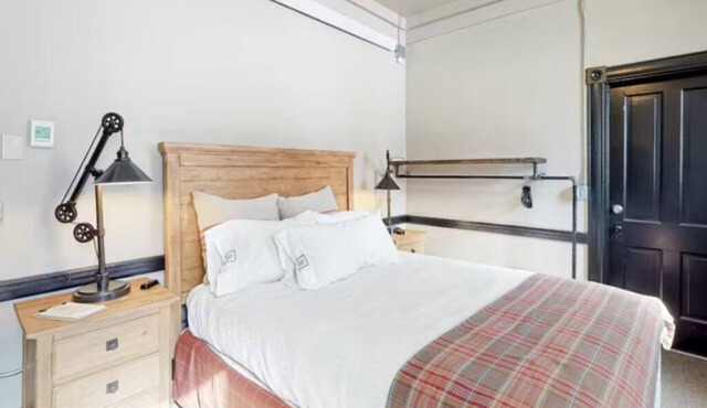 Benson Lodge Room - 6
