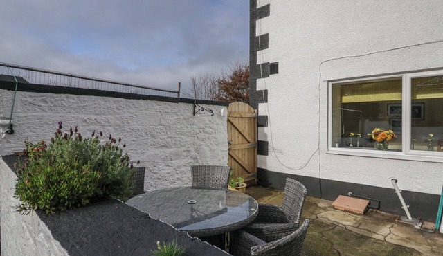 BENSTEAD COTTAGE, pet friendly, character holiday cottage in Gosforth