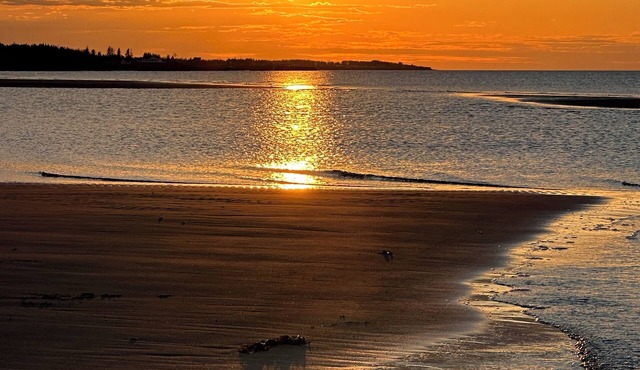 Bent Brook Beach House - Private, pet friendly, beach access, central location