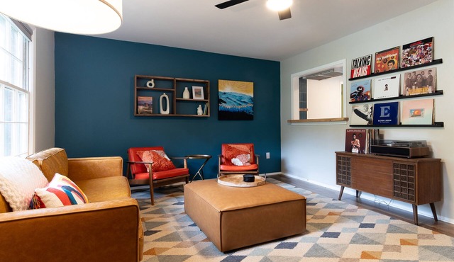 Bent Creek Bungalow - Hot Tub, Ping Pong, Foosball, Firepit, and more!