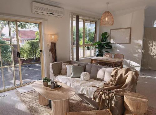 Bentleigh Central Private 1BR Home with Garden, Queen & Cabin Beds, walk to station & shops