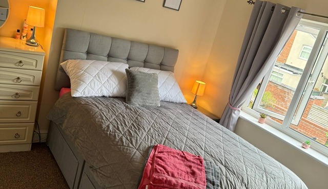 Bentley view,2 bedroom house, WiFi, private,secure bank garden,parking outside