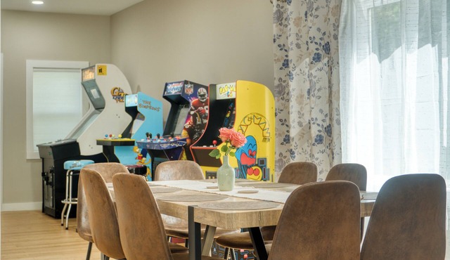 Benton Beach House: Bike to Beach & St. Joseph River, Arcade Games, Cornhole