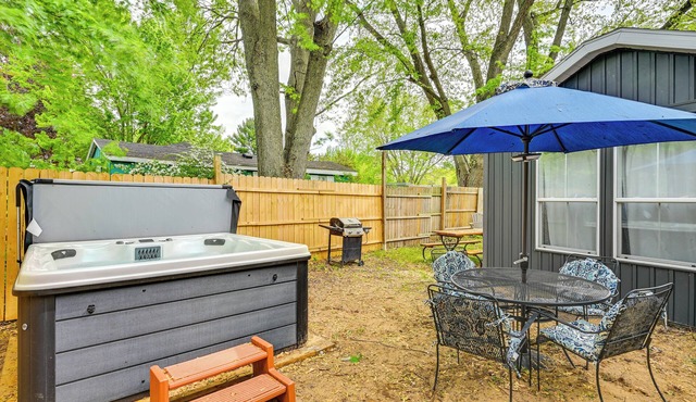 Benton Harbor Home 3 Mi to Beach: Grill & Yard