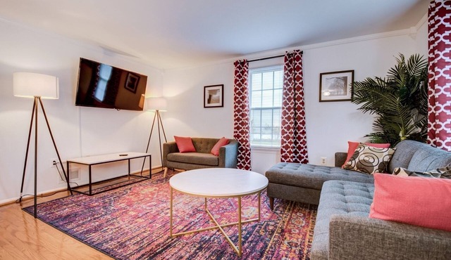 Benton: Private Yard, Fast WiFi, Near DC