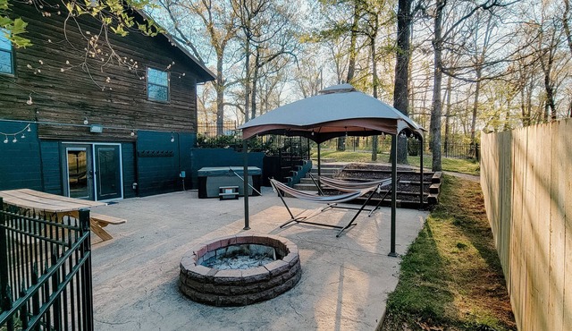 Bentonville Basecamp, 2 King beds, 7 seat Hot tub, 2 Car Garage