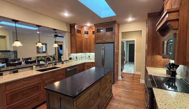 Bentonville Bike Stay Bike In-Out, 5br, Game Room 11 Beds, 4 Kings, game room!