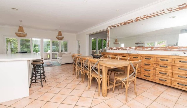 Benview Cottage - CBD, Sleeps 8, Pizza Oven