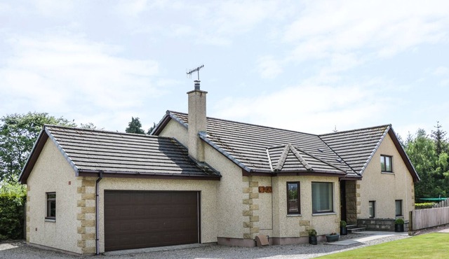 BENVIEW HOUSE, pet friendly, with a garden in Muir Of Ord