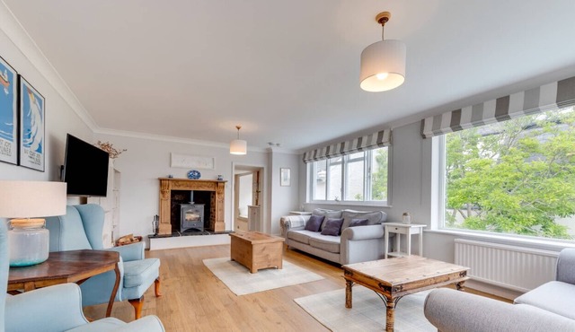 Beresford House - Three Bedroom Apartment, Sleeps 7