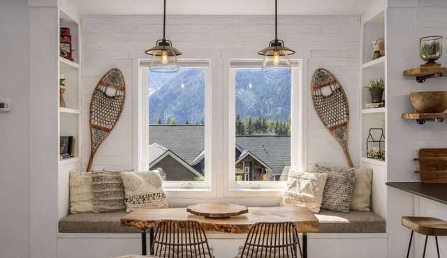 Berg Haus 1 Bedroom Home by NW Comfy Cabins by RedAwning