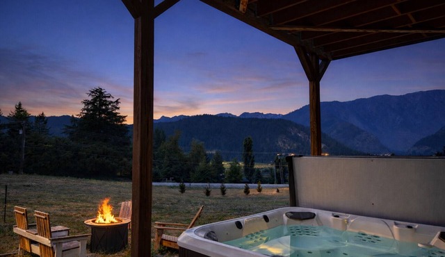 Berg Haus- Close to Town, Hot Tub, Wi-Fi, Views