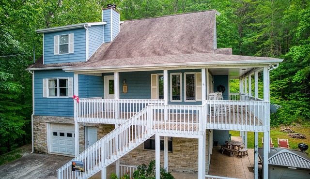 Berg Stuga, Free Attraction Tickets, Game Room, Hot Tub, WIFI!