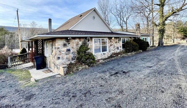 Berkeley Inn Cabin W/ hot tub- across Street from the state park