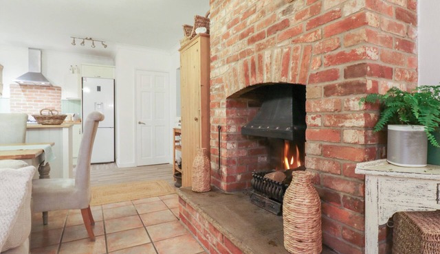 BERKLEY COTTAGE, pet friendly, with open fire in Coggeshall