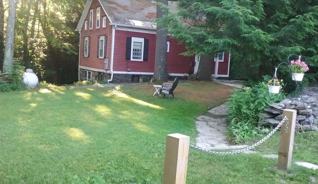 Berkshire Gorge House, 15 minutes to Williamstown, 15 minutes to Jiminy Peak.