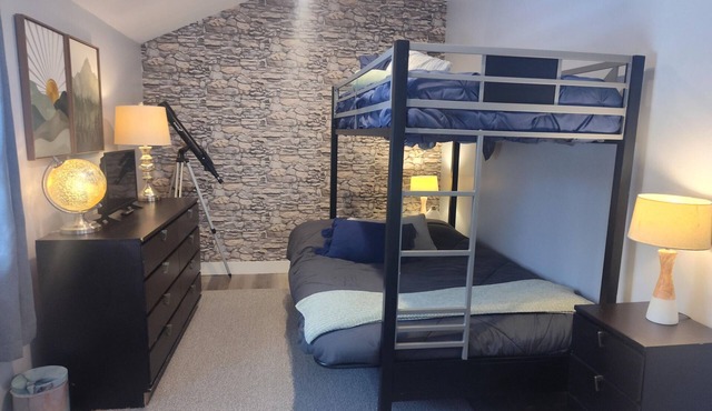 Berkshires! Dog & Family Friendly, Hot Tub, Hiking, Lakes-Swimming, Canoeing