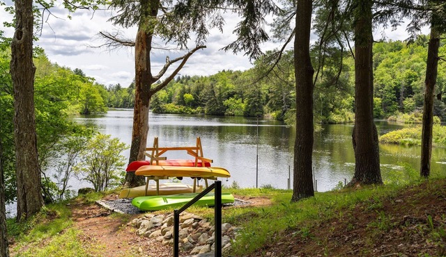 Berkshires Winter Ski Retreat – 5BR, 3 Bath, Hot Tub, Firepit, Sleeps 10,