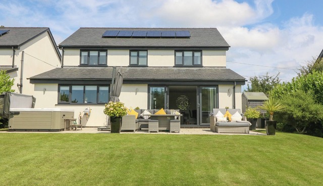 BERLLAN, family friendly, luxury holiday cottage in Benllech