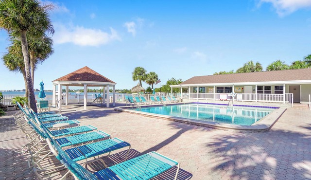 Bermuda Bay St. Petersburg Waterfront Pool 53J
