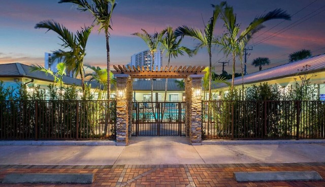 Bermuda Bungalows #1 🌴🏄‍♀️Quick Walk to Public Beach 🏊🩴Pool/Spa On-Site 🏖️🌅Downtown Singer Island 🌊😎Walk to Restuarants, Bars, Shops 🐬🌞Free On-Site Parking!