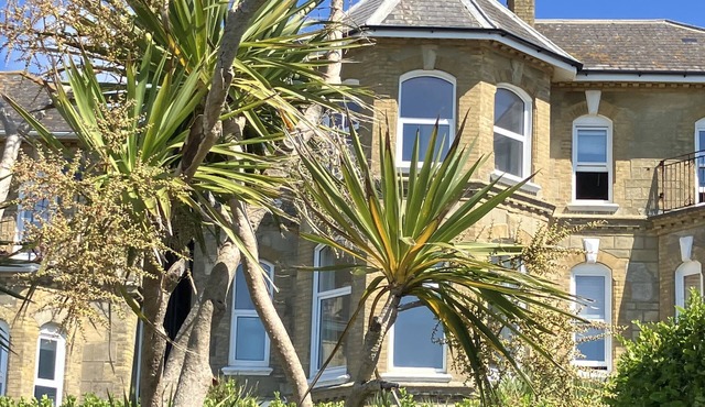 Bermuda House with parking, good sea view and minutes from beach and shops