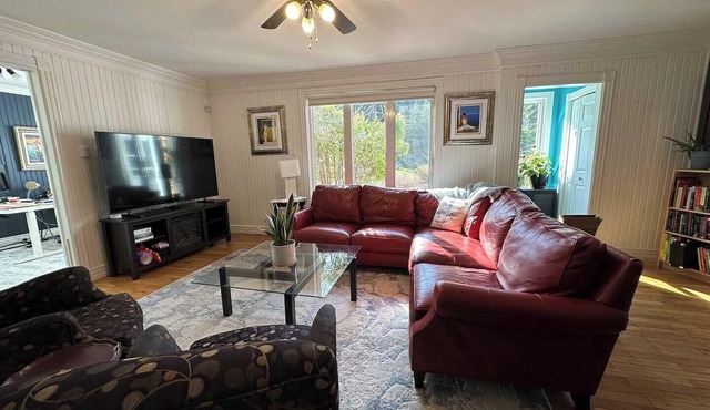 Bermuda Waterfront: Ultimate Lakehouse Experience