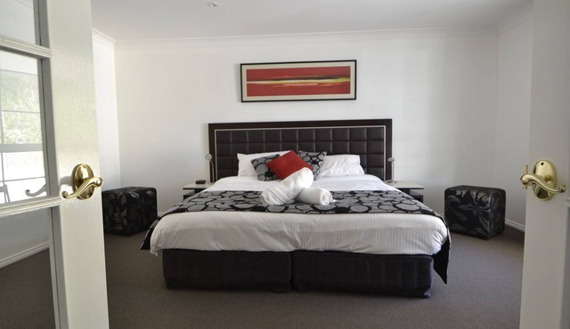 BERRIMA RETREAT MANSION from $59-$219pp/pn
