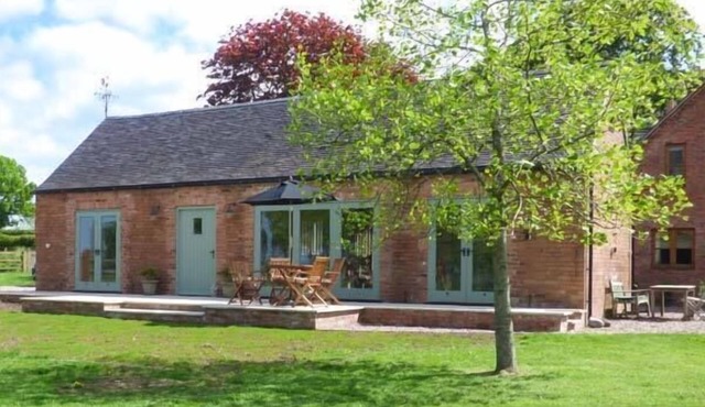 BERRINGTONS BARN, family friendly, with a garden in Hinstock