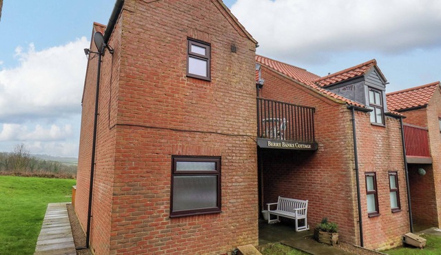 BERRY BANKS COTTAGE, family friendly, with a garden in Whitby