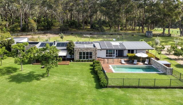 Berry Beach Farm - Luxe Retreat Near Town & Sea