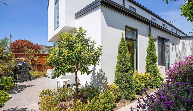 Berry Delight - Christchurch Holiday Home