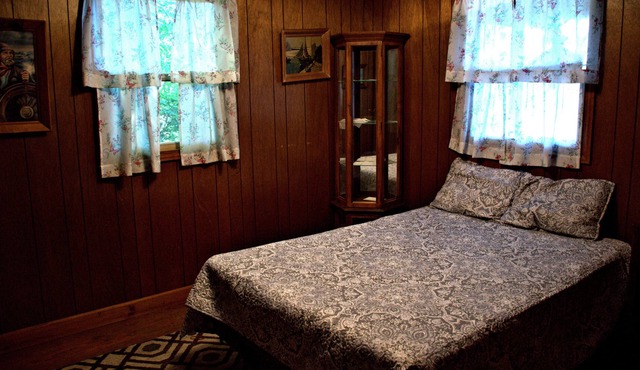 Berry Family Cottages - Red