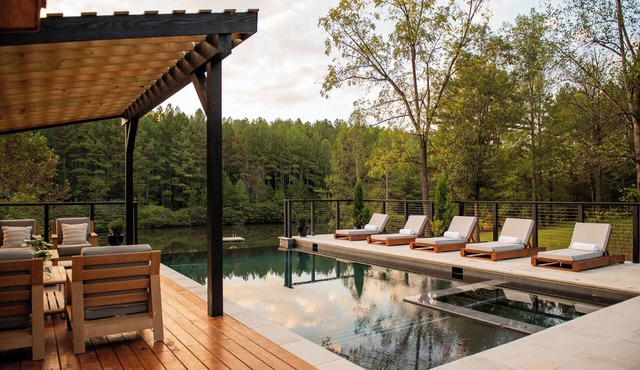 Berry Hill Lake - Private Luxury Family Resort w/Pool & Hot Tub - Pet Friendly