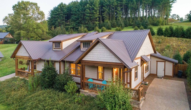 Berry Patch - Modern Townhome in Small Resort Community with Pool