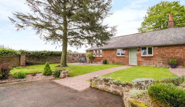 BERRYMOOR COTTAGE, pet friendly, with hot tub in Corby Hill