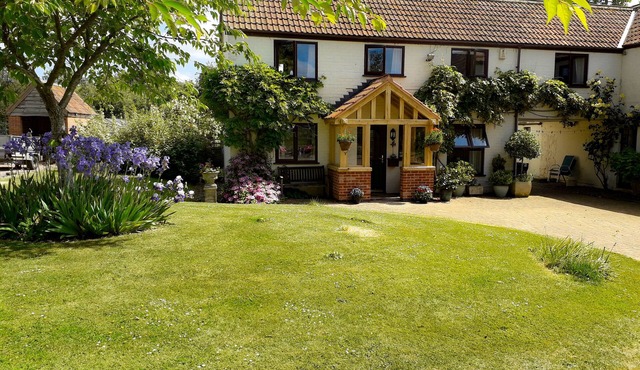 BERRYS PLACE FARM COTTAGE, family friendly in Churcham