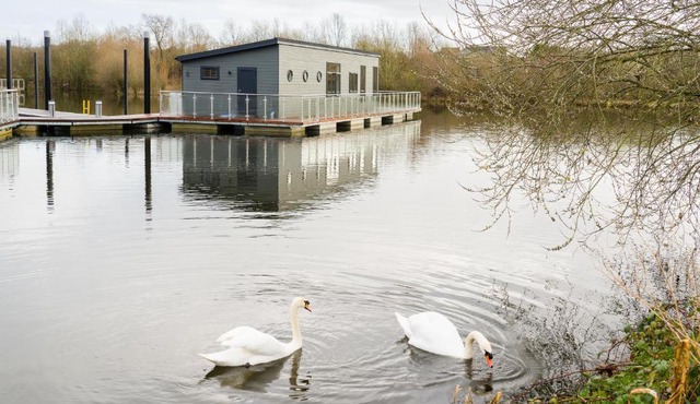 Berth 6 on Upton Lake, Upton-upon-Severn Home on Water