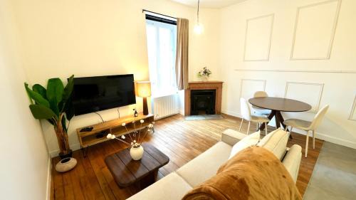 Berthelot Design au pied du tram et proche métro