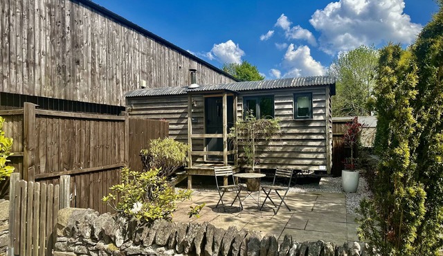 Bertie's Retreat - sleeps 2 guests in 1 bedroom