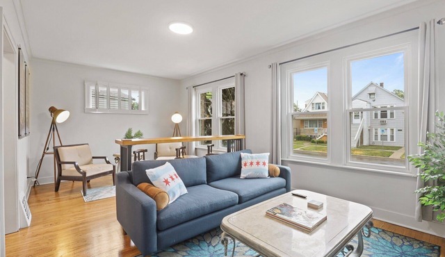 Berwyn Bungalow - Explore Chicago from a Modern, Hip Bungalow vacation home.