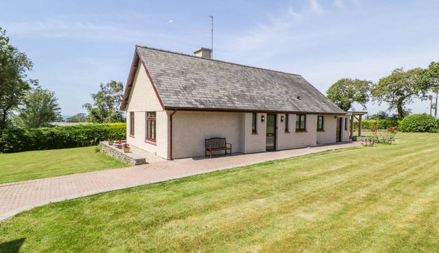 BERWYN, family friendly, with hot tub in Talybont