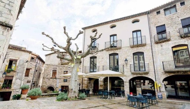 Besalu 2-1 New stylish apt on Plaça Llibertat