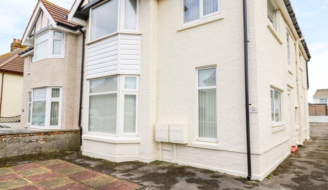 BESIDE THE SEA - AR LAN Y MOR, pet friendly in Llandudno