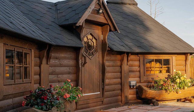 Bespoke holiday home with private pool and hot tub, sleeps 8 ref 34073P